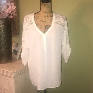 Sz L white 3/4 sleeve w/ detailed pattern blouse